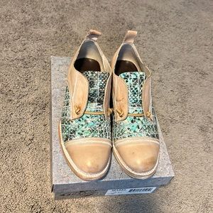 Freebird by Steven Mabel shoe size 8, turquoise-multi color